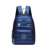 Mochila azul acolchada con cierre superior y bolsillo frontal. Decorada con parches temáticos de videojuegos.