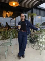 Pantalón de jean azul oscuro, de corte wide leg y tiro alto.