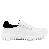 Zapatilla deportiva de cuero blanca con detalles negros y cierre con cremallera lateral, diseñada para ofrecer comodidad y estilo.