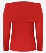 Blusa roja de punto canelado con escote hombro a hombro y mangas largas.