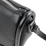 Bandolera negra de símil cuero graneado con correa regulable y herrajes plateados. Tiene acceso con cierre, un bolsillo interno con cierre y otro abierto. El interior es de tela de algodón y poliéster.