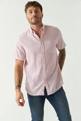 Camisa de manga corta color beige claro, confeccionada en lino y algodón, con cuello abotonado, bolsillo en el pecho y logo bordado. Corte semi slim.