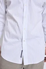 Camisa celeste de vestir, de corte clásico y manga larga.