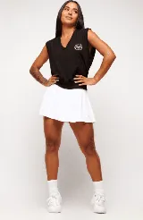 Musculosa negra con cuello en V y logo estampado en el pecho con dos raquetas de tenis cruzadas y la leyenda "Match Point".