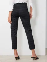 Pantalón de mujer Zac & Rachel, color negro con estampado de cuadrillé sutil en tonos grises. Es de tiro alto, corte slim y largo al tobillo.