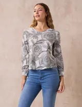 Blusa azul marino de gasa con escote en V y mangas largas con puño.