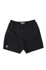 Bermuda negra de corte cómodo confeccionada en tela de jogging con logo estampado en la pierna izquierda.