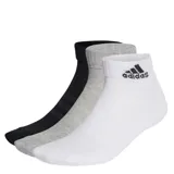 Pack de tres pares de medias Adidas de corte bajo, con logo de la marca en el tobillo. Un par es blanco, otro gris y otro negro.