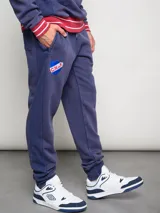 Pantalón de jogging azul con efecto lavado, puños ajustados y escudo del Club Nacional de Football bordado en la pierna izquierda.