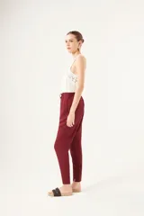 Pantalón tipo babucha color borgoña, de tiro medio y largo al tobillo.