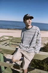 Gorra negra de 5 paneles con cierre snapback ajustable y bordado frontal con logo.