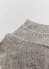 Kit de tres pares de medias grises de algodón elastizado, tipo soquete.