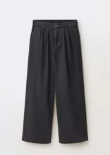 Pantalón de jean negro de corte wideleg, tiro medio y largo.