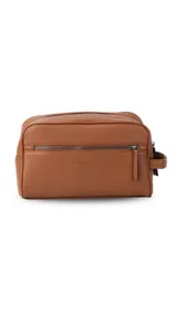 Neceser unisex de símil cuero color camel, con forma rectangular y asa lateral. Presenta un bolsillo frontal con cierre vertical y un compartimento principal con cierre superior.
