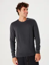Sweater gris oscuro de tejido de punto con escote redondo.
