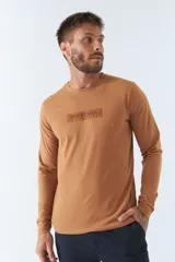 Remera color ocre de manga larga con cuello redondo y logo estampado en el pecho.