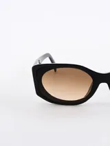 Lentes de sol negros con forma rectangular y lentes degradadas en color marrón.