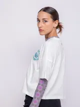 Remera blanca con estampa frontal y mangas cortas, de corte relajado.