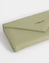Billetera formato fichero de cuerina color crudo, con estampado de gatos de la suerte, corazones y flores. Tiene solapa con broche a presión, compartimentos para tarjetas y billetes.