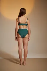 Bombacha de bikini negra de tiro alto con laterales fruncidos.