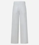 Pantalón blanco de corte wide leg, tiro medio, con bolsillos laterales y traseros.