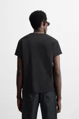 Camiseta azul oscuro de corte slim fit con mangas cortas y cuello redondo.
