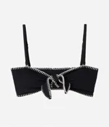 Top de bikini bandeau negro con tirantes extraíbles, lazo delantero y pespunte contrastante blanco.