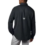 Camisa de hombre Columbia Tamiami II de manga larga color negro, con cuello abotonado, cierre frontal con botones, dos bolsillos en el pecho con cierre de velcro, tecnología Omni-Shade UPF 40 para protección solar y tecnología Omni-Wick para evaporación avanzada de la humedad. Cuenta con ventilación en la espalda y logo de la marca bordado en el pecho.
