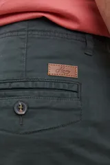 Bermuda de gabardina color marrón con bolsillos laterales y traseros.