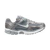 Championes Nike Zoom Vomero 5 color gris con detalles plateados y blancos.