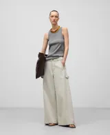 Musculosa blanca de algodón con textura acanalada, cuello redondo y logo bordado en la espalda.