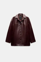 Cazadora de cuero color borgoña, con cuello solapa, manga larga, bolsillos de vivo en delantero y cierre frontal con botones.