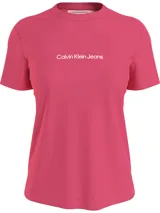 Remera fucsia de algodón con cuello redondo y logo Calvin Klein Jeans estampado en blanco en el pecho.