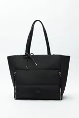 Bolso tote negro de nylon con diseño acolchado, asas largas para llevar al hombro, cierres metálicos laterales y detalle de cordón.