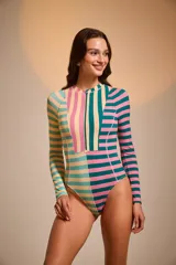 Malla entera negra con cierre frontal blanco y costuras laterales blancas.