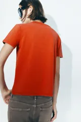 Camiseta marrón de algodón con cuello redondo y mangas cortas.