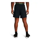 Short deportivo Under Armour Vanish Woven de hombre, color celeste con calza interior negra y logo estampado en la pierna izquierda.