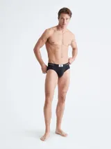 Slip negro Calvin Klein 1996 de microfibra con logo estampado en toda la prenda y cintura elástica distintiva.