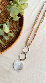 Collar de tiento doble con eslabones niquel y dije de nácar.