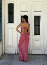 Conjunto de bikini de tres piezas con estampado vichy rojo y blanco. Incluye corpiño con detalle de botón y pollera larga con abertura lateral.