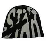 Gorro de lana negro con diseño de letras grises.