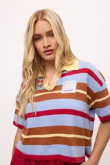 Remera tejida con rayas horizontales marrones, rosas y turquesas, cuello polo y calce boxy.