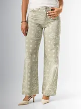 Pantalón wide leg de tiro medio, color verde seco con estampado de cachemir en blanco.