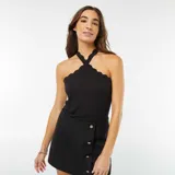 Camiseta de tirantes negra con cuello halter cruzado y detalle de ondas en el escote.