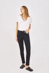 Jean slim de tiro medio, color negro, con detalles de hot fix en los laterales.
