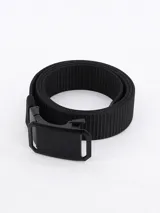 Cinto negro de tela con hebilla metálica rectangular.