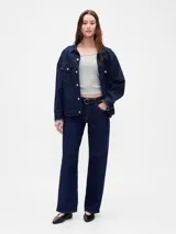 Remera de manga corta ajustada al cuerpo, color gris claro, con tejido acanalado (rib). Presenta un escote redondo amplio.