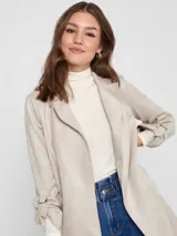 Abrigo largo color beige de gamuza sintética, con cuello solapa y mangas largas con lazo ajustable.