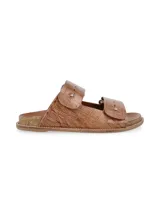 Sandalias negras con textura de cocodrilo, dos tiras anchas sobre el empeine y plantilla de corcho.