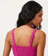 Blusa musculosa cropped color fucsia con bordado paisley, escote cuadrado y latex en la espalda.